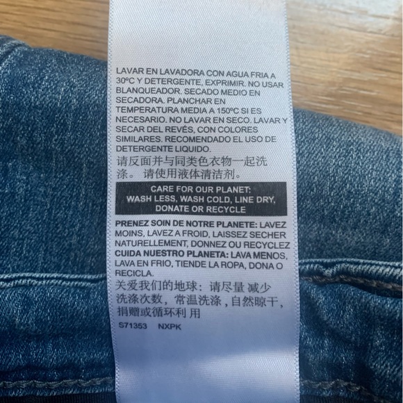 Levi Strauss  Gold  Totally Shaping Bootcut Jeans - Picture 10 of 15